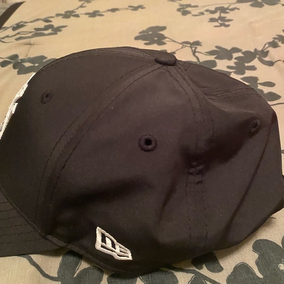 COPY - Selling a authentic  NY adjustable fitted hat - Picture 3 of 4